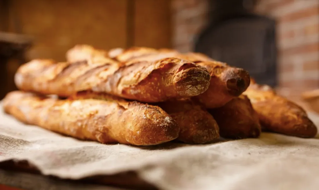 Elle découvre une lame tranchante dans une baguette